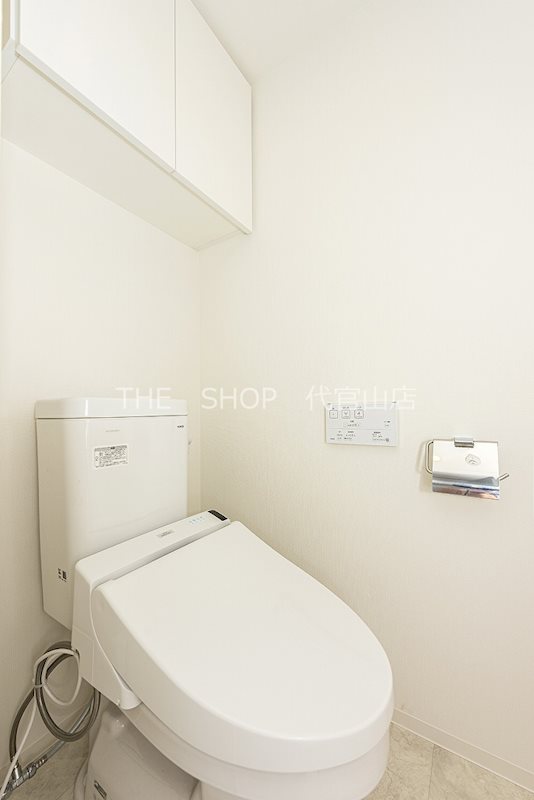 トイレ　上部収納付き！シャワートイレ完備！