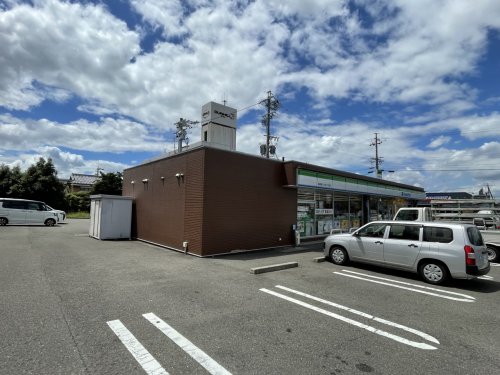 コンビニ　ファミリーマート鵜沼三ツ池町店（コンビニ）まで427m