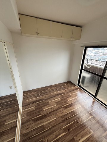 その他部屋・スペース　落ち着いた色調の寝室です
