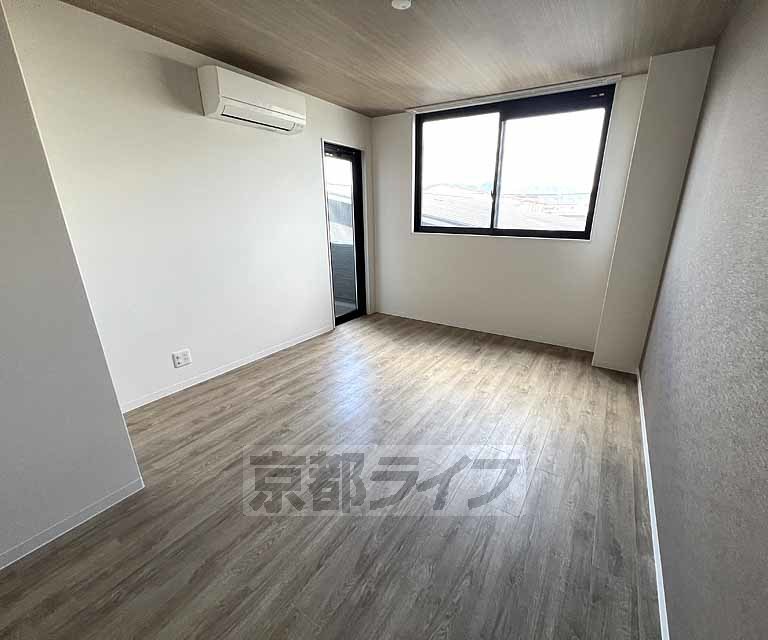 居室・リビング　２０２４年築、落ち着いた雰囲気のお部屋です！