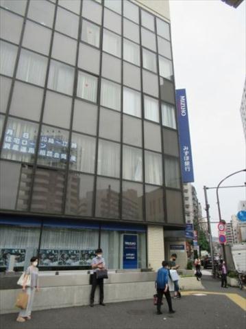 銀行　みずほ銀行（銀行）まで302m