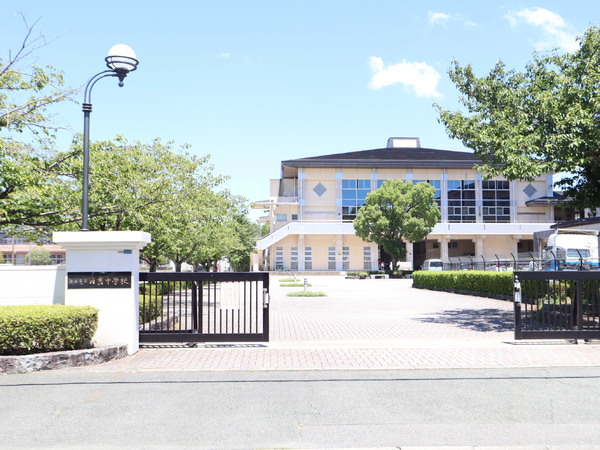 中学校　熊本市立日吉中学校（中学校）まで813m