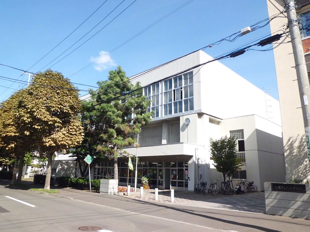 中学校　札幌市立伏見中学校（中学校）まで686m