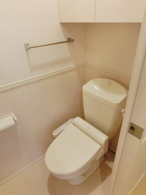 トイレ　棚付のトイレは温水洗浄便座です