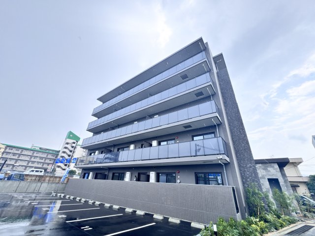 建物外観　JR桂川駅徒歩9分。築浅で防犯カメラ付きのRC造マンション