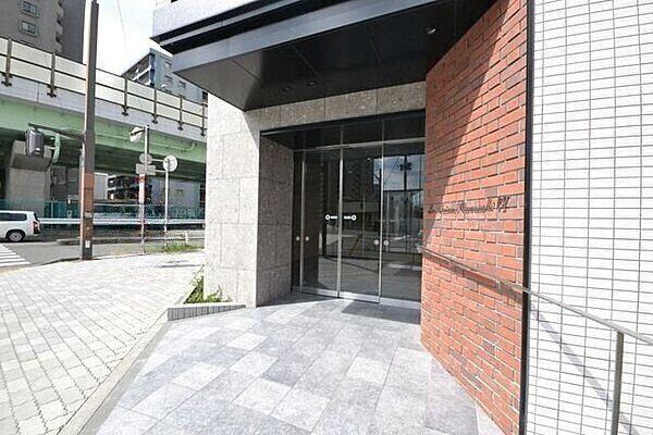 エントランス　駅から徒歩６分