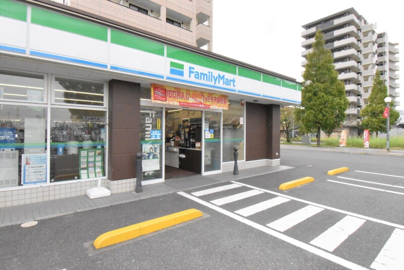 コンビニ　ファミリーマート浦和美園駅前店（コンビニ）まで686m