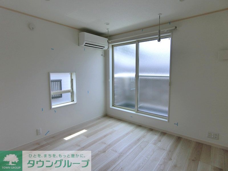 居室・リビング　白が基調の明るい室内！広々！（1階はテラスです）