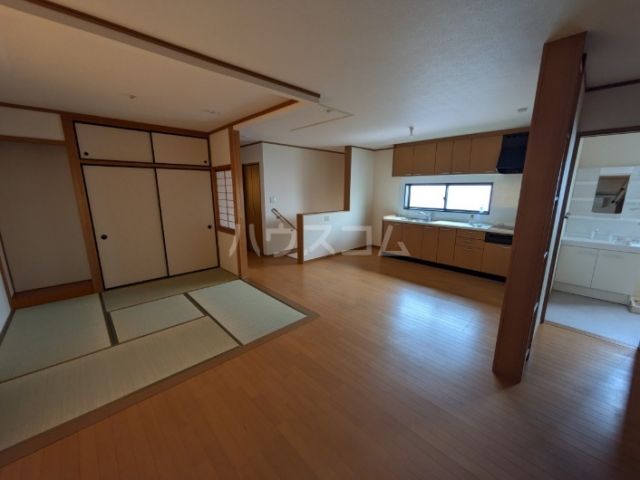 西区枇杷島1丁目戸建の居間写真