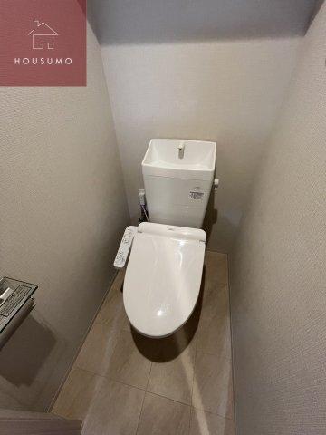 トイレ　落ち着いた色調のトイレです