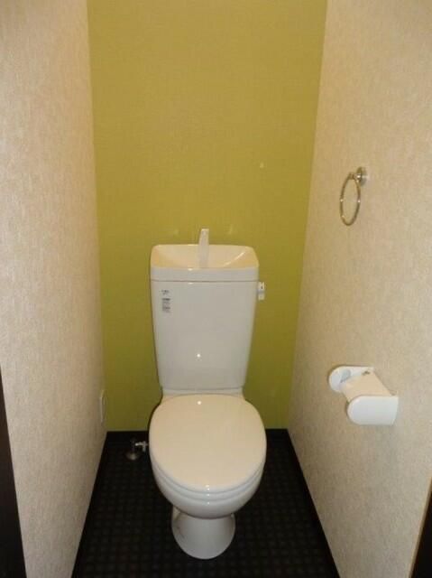 トイレ　白基調で清潔感のあるトイレです♪