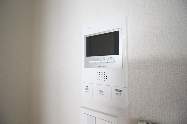 セキュリティ　来訪者の姿を確認できるＴＶモニター付インターホン設置済です！