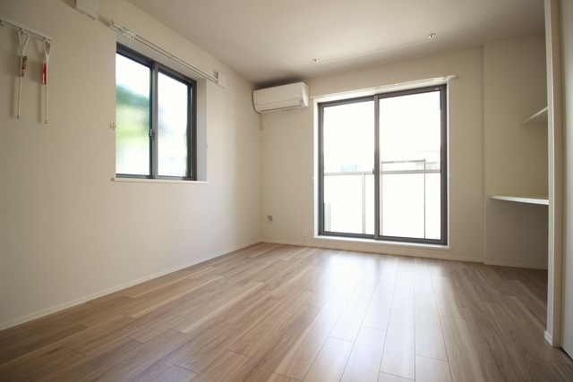 居室・リビング　２面採光なので、明るく風通しのよい過ごしやすいお部屋です♪