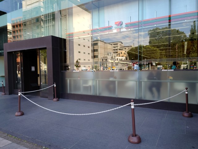 コンビニ　セブンイレブン港区南青山2丁目店（コンビニ）まで225m