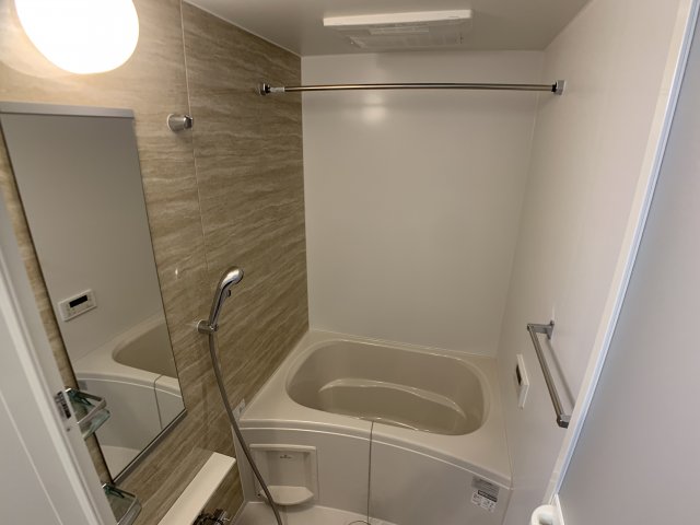 バス・シャワールーム　浴室乾燥機つきで便利です♪