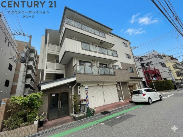 建物外観　エレベーター付きで重たい荷物も楽々♪