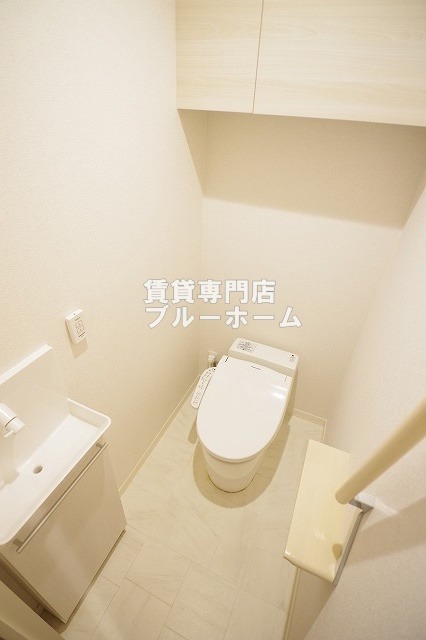 トイレ　手洗いカウンター付のトイレスペース！