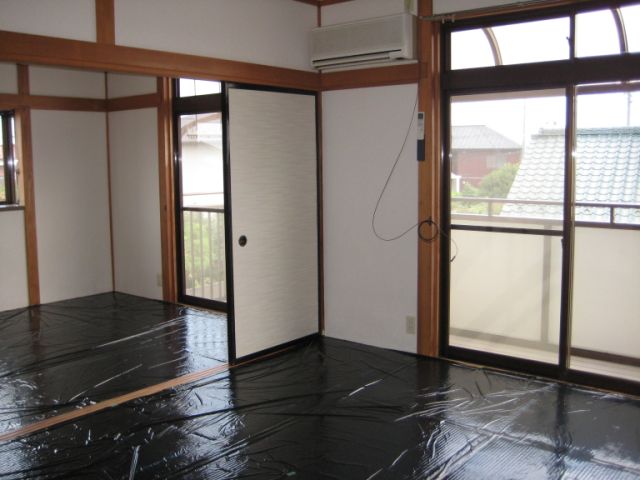 居室・リビング　窓が多く明るいお部屋です