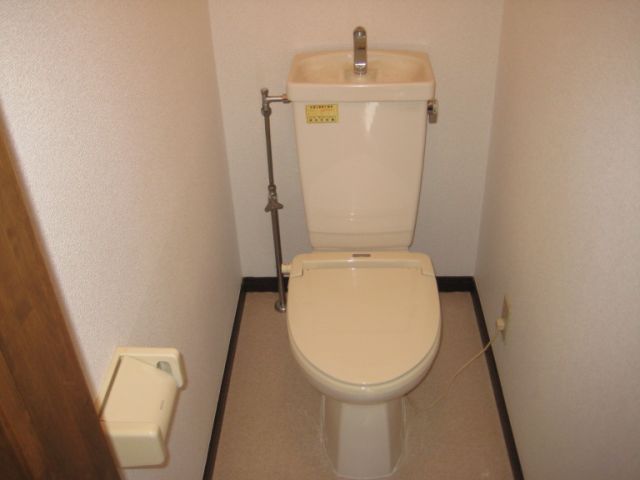 トイレ　おしり温か暖房便座付です
