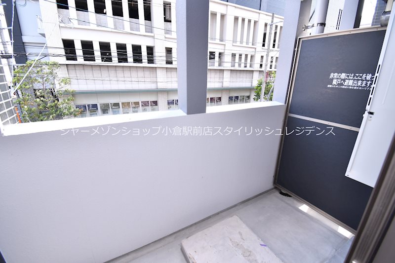バルコニー　床・建具・アクセントクロス等は階数により異なる為、現況を優先