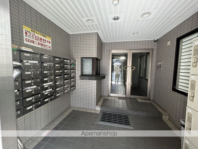 地下鉄御堂筋線 江坂駅 徒歩4分 8階建 築32年の外観写真