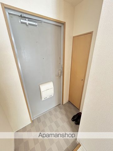地下鉄御堂筋線 江坂駅 徒歩4分 8階建 築32年の玄関写真
