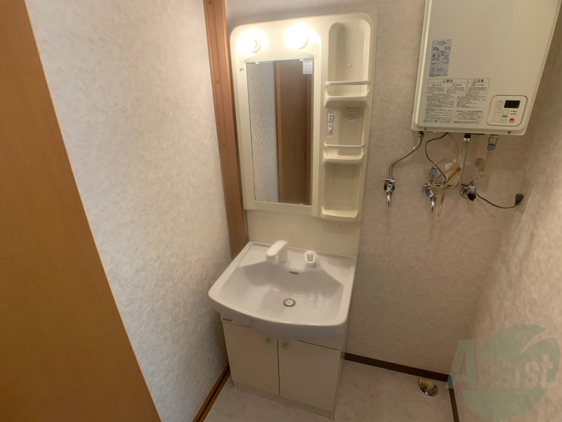 洗面設備　独立洗面台です。大きくてよいですね。シャンプーもできます。