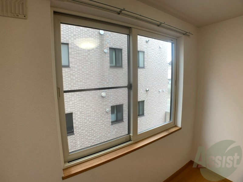バルコニー　窓が沢山あると日がたっぷり入って気持ち良いですよね！