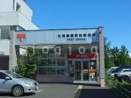 郵便局　郵便局桑園駅前（郵便局）まで80m
