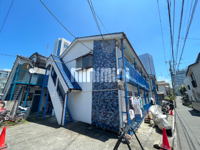 渋谷区本町のアパートの建物外観