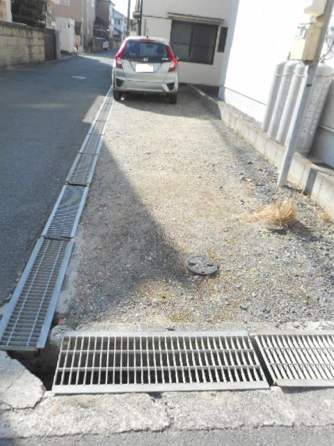 【ビホウ荘の駐車場】