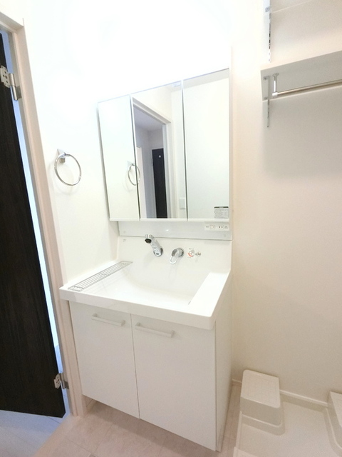 洗面設備　三面鏡付き洗面化粧台