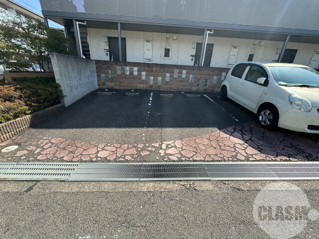 【大阪狭山市金剛のアパートの駐車場】