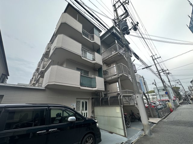 【神戸市灘区岩屋中町のマンションの建物外観】