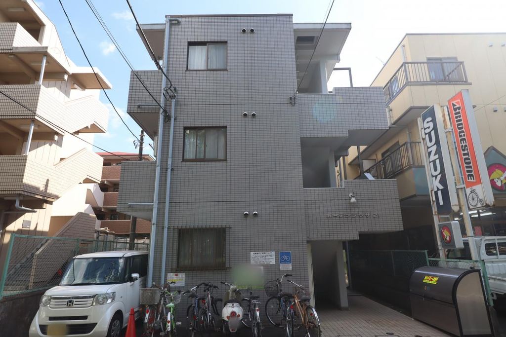 横浜市緑区中山のマンションの建物外観