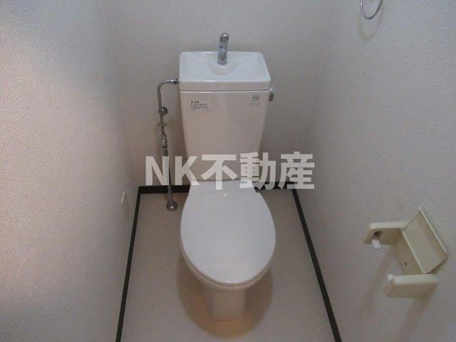 トイレ　落ち着いた色調のトイレです