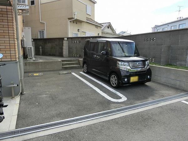 【ロイヤルコート南陵町の駐車場】