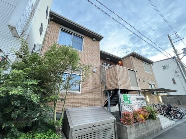 【ロイヤルコート南陵町の建物外観】