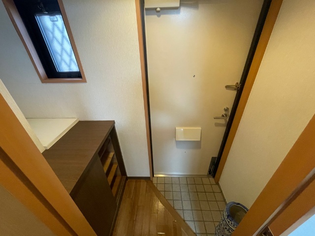 玄関　玄関に窓