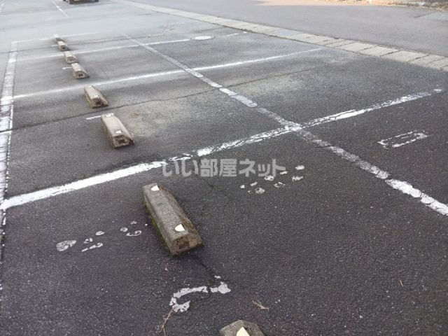 【鯖江市舟津町のアパートの駐車場】