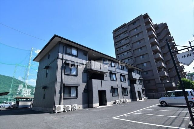 【シャトレー西本の建物外観】