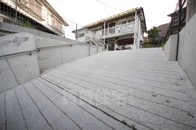 生駒市東松ケ丘のアパートの建物外観