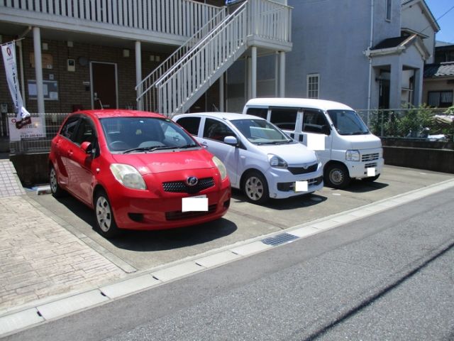 【千葉市若葉区千城台東のアパートの駐車場】