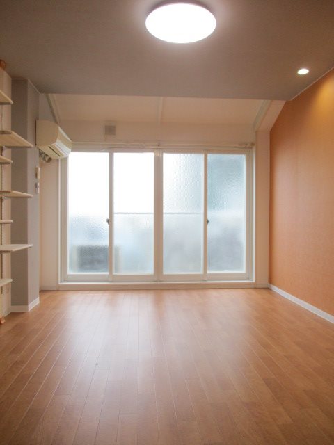 居室・リビング　リフォーム済のキレイなお部屋です　※写真は103です。