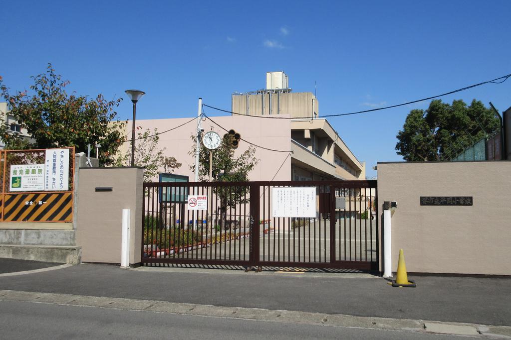 小学校　堺市立平岡小学校（小学校）まで525m