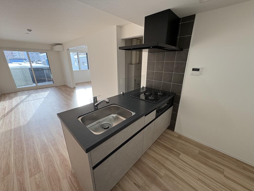 キッチン　天板黒の人工大理石キッチン