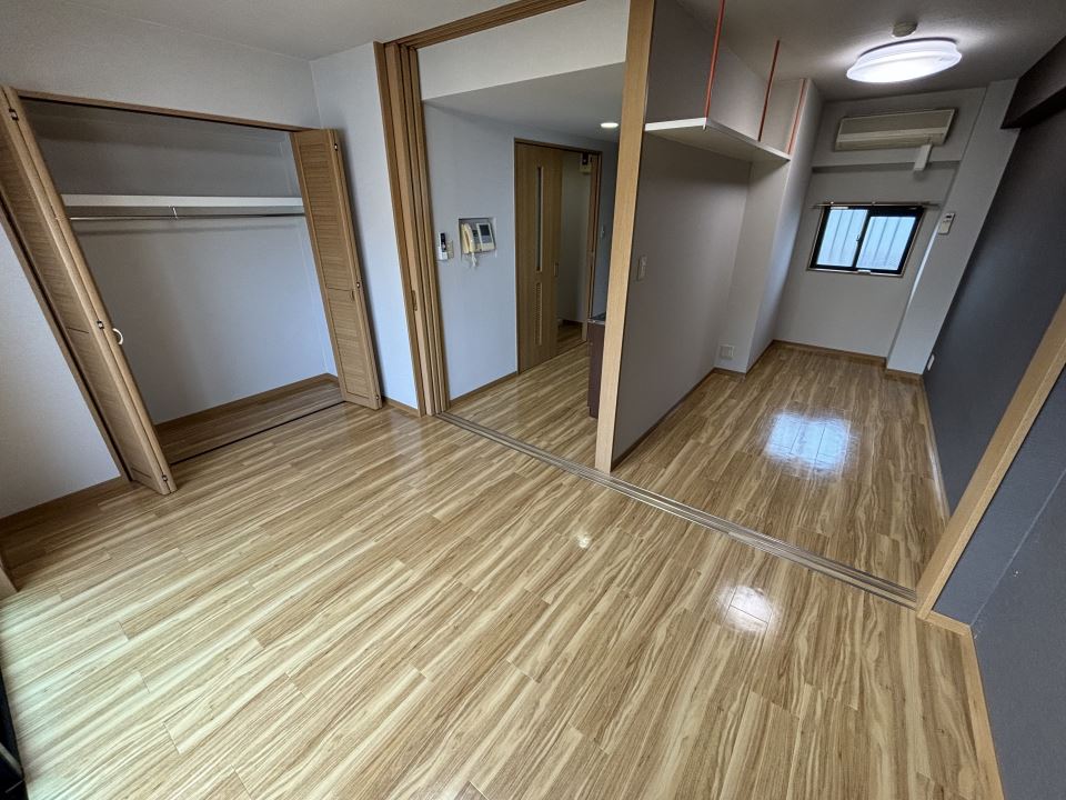 居室・リビング　７．５畳の洋室です