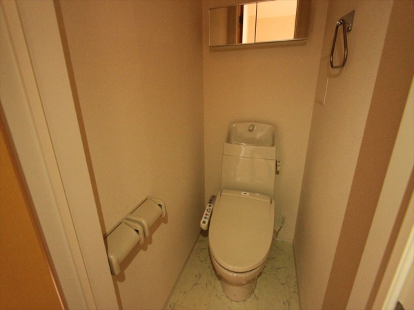トイレ　温水シャワー付きトイレです