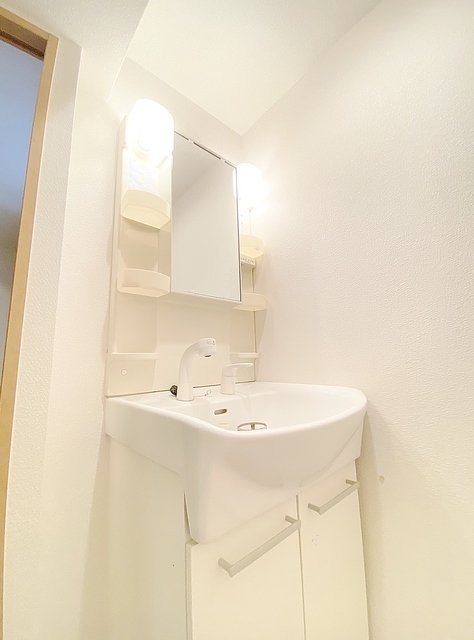 洗面設備　シャンプードレッサーの独立洗面台