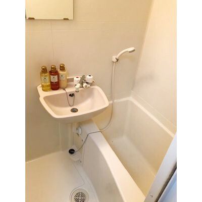 バス・シャワールーム　コンパクトで使いやすいお風呂です